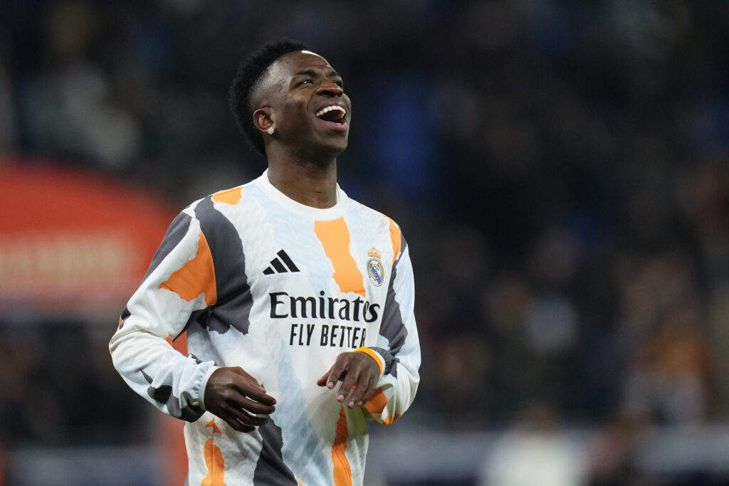 El delantero brasileño del Real Madrid, Vinicius Junior, durante el calentamiento previo al encuentro correspondiente a la jornada 22 de Laliga EA Sports que disputan hoy sábado el Espanyol y Real Madrid en el RCDE Stadium, en Barcelona. EFE/ Siu Wu