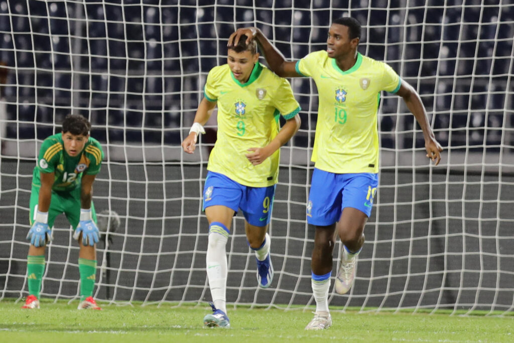 Deivid Washington (c) de Brasil celebra tras anotar un gol ante Chile. EFE/Ronald Peña R