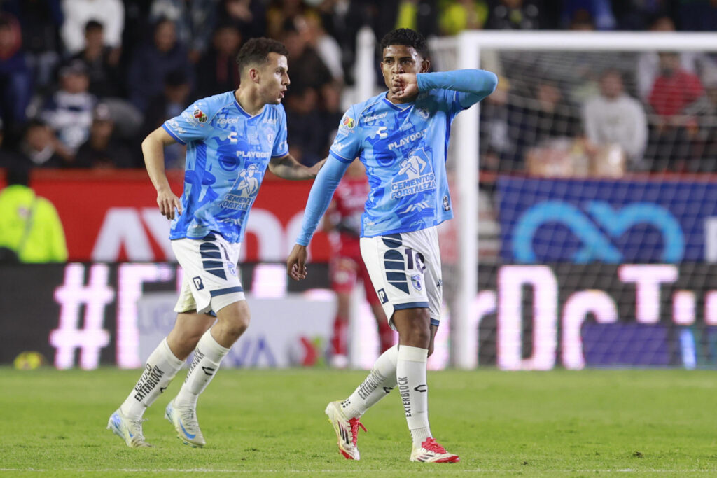 Imagen de archivo de John Kennedy (d) de Pachuca celebrando un gol. EFE /David Martínez Pelcastre