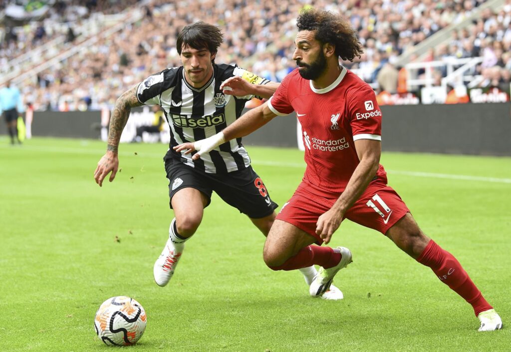 Sandro Tonali (I) del Newcastle en acción contra Mohamed Salah (D) del Liverpool durante el partido de la Premier League inglesa, el 27 de agosto d 2023. EFE/EPA/PETER POWELL SÓLO PARA USO EDITORIAL.
