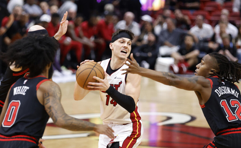 Ayo Dosunmu (d), de los Chicago Bulls, en acción ante Tyler Herro de los Miami Heat, durante el partido de la NBA de este viernes en Miami. EFE/ Rhona Wise