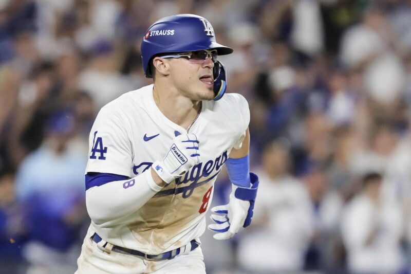 Enrique Hernández de los Dodgers conecta un sencillo productor durante la octava entrada del sexto juego de la Serie de Campeonato de la Liga Nacional de las Grandes Ligas de Béisbol (MLB). EFE/EPA/ALLISON DINNER
