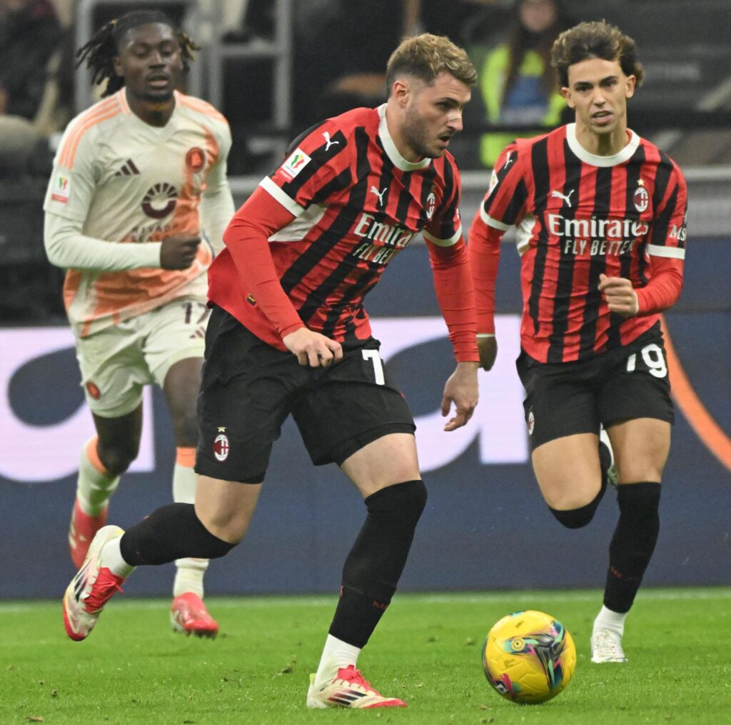 El jugador del AC Milan Santiago Gimenez en acción durante el partido del cuartos de la Coppa Italia jugado en Milan, Italia. EFE/EPA/DANIEL DAL ZENNARO