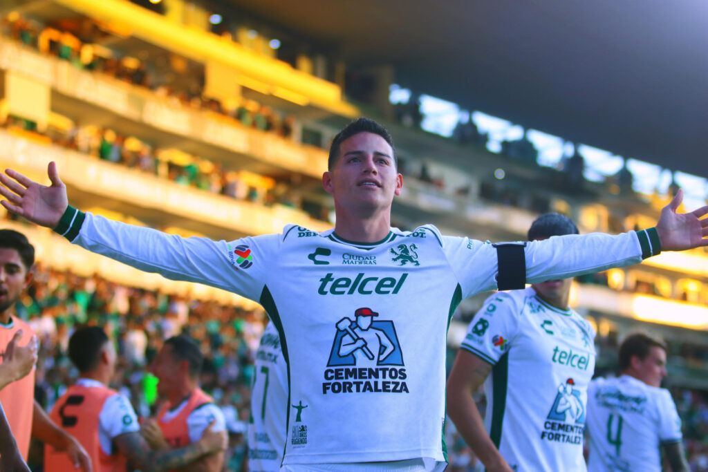 James Rodríguez de León celebra un gol en un partido en el estadio León en Guanajuato (México). Archivo. EFE/ Luis Ramírez