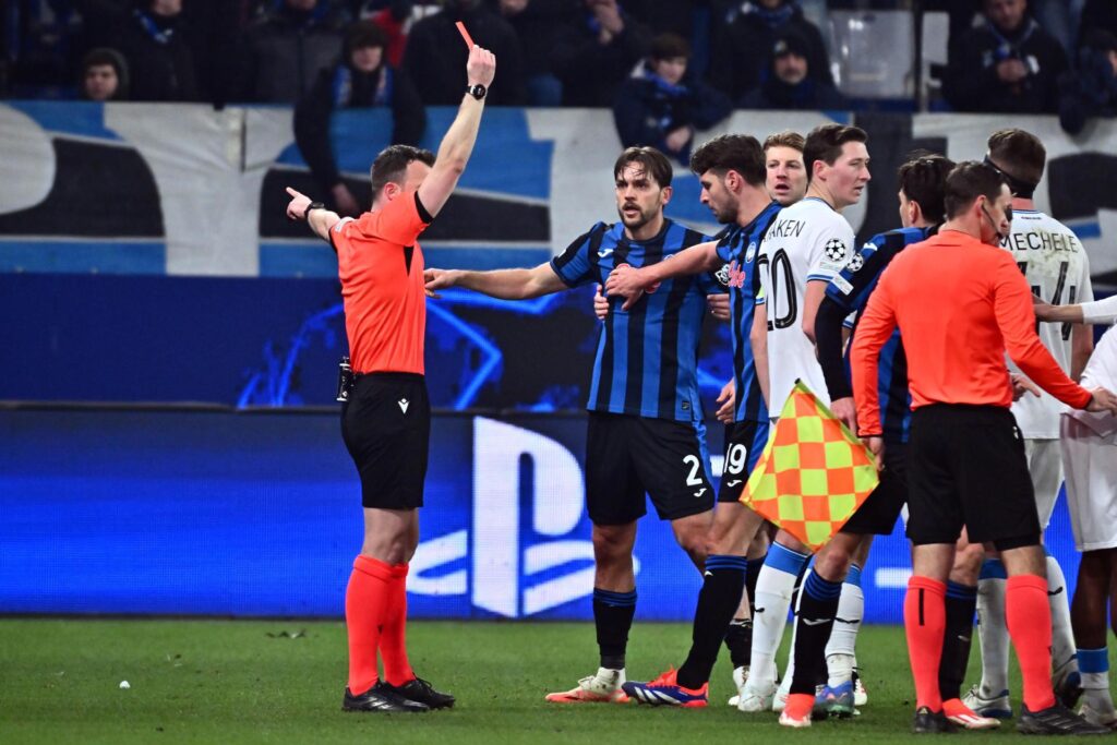 El árbitro Felix Zwayer muestra la roja a Rafael Toloi, jugador del Atalanta, durante el partido del playoff de acceso a octavos durante el partido de la UEFA Champions League jugado en Bérgamo, Italia. EFE/EPA/MICHELE MARAVIGLIA