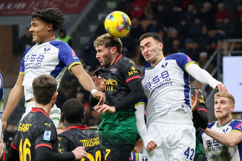 MILAN (Italy), 15/02/2025.- AC Milan's Santiago Gimenez (C) in action against Hellas Verona FC's Diego Coppola (R) during the Italian Serie A soccer match between AC Milan and Hellas Verona FC in Milan, Italy, 15 February 2025. (Italia) EFE/EPA/ROBERTO BREGANI