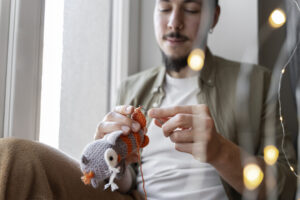 Un estudio ha descubierto una actividad mucho más eficiente para tu cerebro que escribir a mano o caminar: coser
