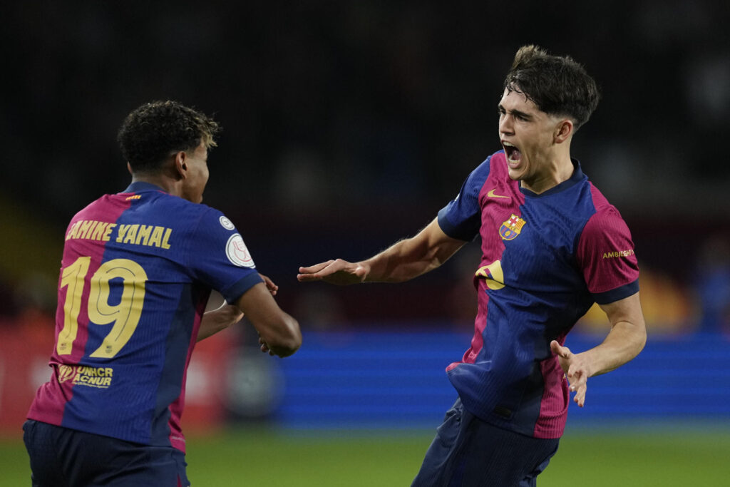 El defensa del FC Barcelona Pau Cubarsí (d) celebra su gol, segundo del equipo blaugrana, durante el partido de ida de las semifinales de la Copa del Rey que FC Barcelona y Atlético de Madrid disputan en el estadio Olímpico Lluis Companys. EFE/Enric Fontcuberta