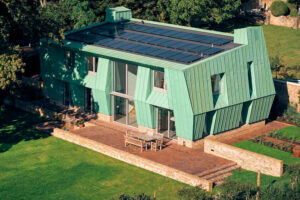 la casa que se autoabastece de energía con su estructura, cobre y paneles solares
