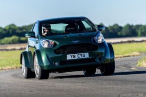 embutir un V8 a un Toyota iQ. Y lo puedes comprar
