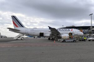 Francia recibe más turistas que nadie. Ahora ha tenido una idea para limitarlo: poner los vuelos carísimos