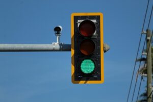 Hay una rotonda colapsando el acceso a Granada. El ayuntamiento quiere arreglarlo poniendo IA en los semáforos