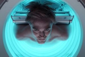 'Mickey 17' es la nueva película de ciencia ficción distópica que lidera la taquilla. El problema es que no lo suficiente