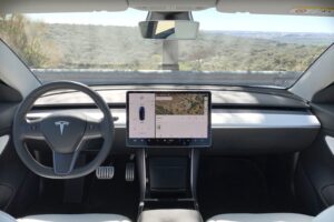 Todas esas pantallas táctiles en los Tesla y el resto de coches suenan muy bien. Euro NCAP opina otra cosa