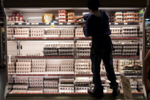Estados Unidos lleva meses hundido en un encarecimiento extremo de los huevos. España afronta ahora el mismo problema