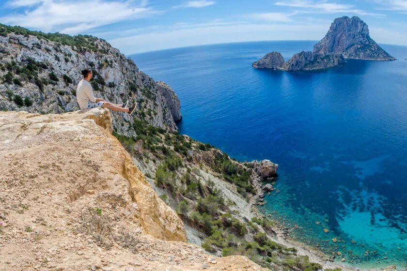 Un acantilado de Ibiza se había convertido en un imán de turistas. Los vecinos han decidido cerrarlo unilateralmente