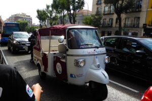 Madrid libra una nueva batalla existencial en su proceso de turistificación: la invasión de los tuk tuk