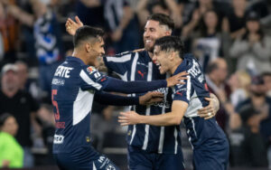 Fidel Ambriz (i), Sergio Ramos (c) y Gerardo Arteaga de Rayados celebran un gol durante un partido de la Liga MX en el estadio BBVA en Monterrey (México). EFE/ Miguel Sierra