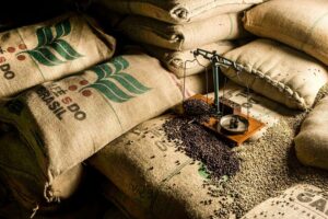El café y cacao se han encarecido tanto que asfixian al propio sector. Lo dejan sin liquidez para pagar los envíos de grano