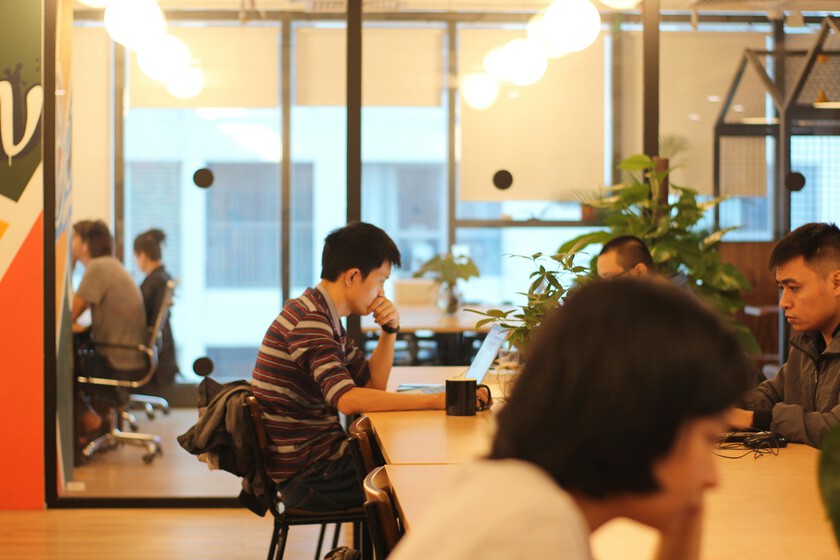 China se hizo famosa por sus jornadas laborales eternas. La solución ha sido echar a la calle a los empleados a su hora