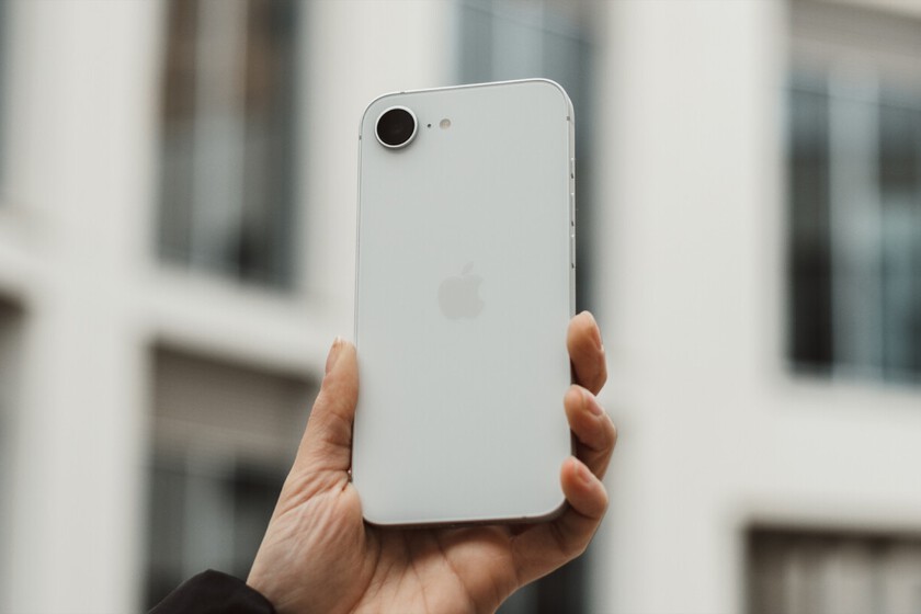 El iPhone 16e se está vendiendo como pan caliente. Que un teléfono sea solo un teléfono no era tan mala idea