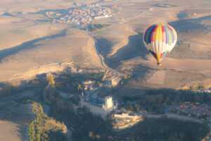 Segovia se las prometía felices como un destino turístico para vuelos en globo. Hasta que se topó con los ganaderos