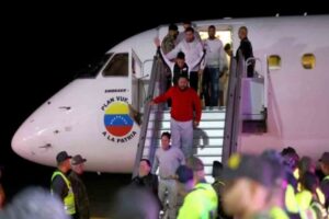 EE.UU. amenaza a Venezuela con "severas sanciones" si no acepta vuelos de deportados