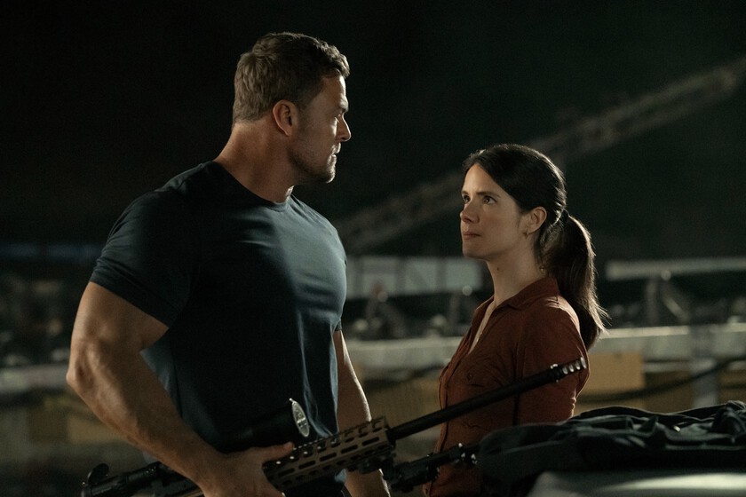 "El elefante en la habitación". La mujer de Alan Ritchson manda un mensaje a la actriz que da vida a su interés amoroso en 'Reacher' después de la escena final