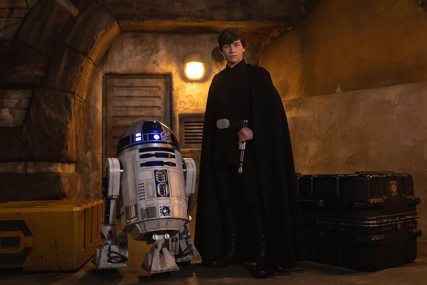 Parece mentira que no hayamos visto hasta ahora a Luke Skywalker en Disneyland, pero el parque se toma muy en serio su cronología