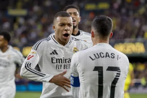 VILLARREAL (CASTELLÓN), 15/03/2025.- El delantero francés del Real Madrid Kylian Mbappé celebra uno de sus goles ante el Villarreal durante el partido de Liga disputado entre el Villarreal y el Real Madrid, este sábado en el Estadio de La Cerámica, en Villarreal. EFE/Ana Escobar