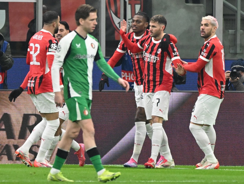 Milan (Italy), 18/02/2025.- AC Milans forward Santiago Gimenez (C) celebrates after scoring during the UEFA Champions League knockout phase play-offs 2st leg match between AC Milan and Feyenoord at the Giuseppe Meazza Stadium in Milan, Italy, 18 February 2025. (Liga de Campeones, Italia) EFE/EPA/DANIEL DAL ZENNARO