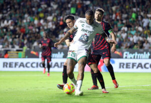 MEX5149. LEÓN (MÉXICO), 01/03/2025.- Jhonder Cádiz (c) de León disputa un balón con Rafael Fernández de Tijuana este sábado, durante un partido por la jornada 10 del torneo Clausura 2025 de la Liga MX entre León y Tijuana, en el estadio León en Guanajuato (México). EFE/ Luis Ramírez