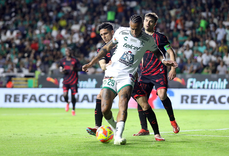 MEX5149. LEÓN (MÉXICO), 01/03/2025.- Jhonder Cádiz (c) de León disputa un balón con Rafael Fernández de Tijuana este sábado, durante un partido por la jornada 10 del torneo Clausura 2025 de la Liga MX entre León y Tijuana, en el estadio León en Guanajuato (México). EFE/ Luis Ramírez
