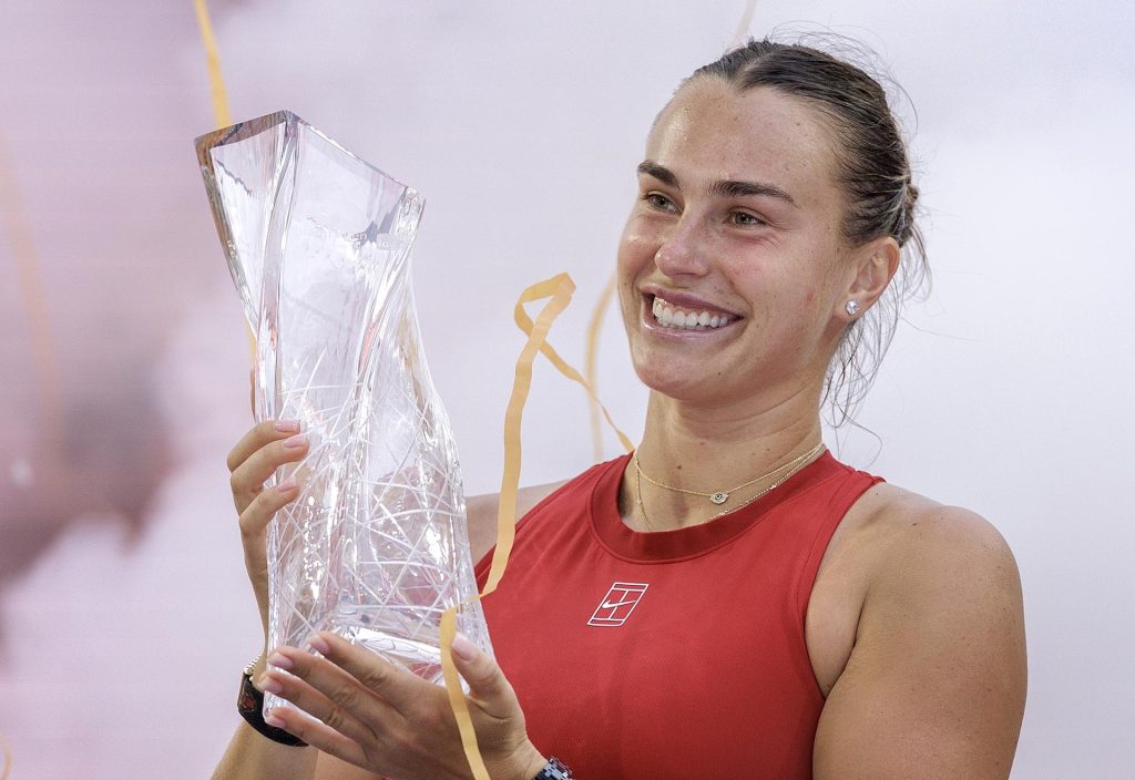 MIAMI (United States), 29/03/2025.- Aryna Sabalenka of Belarus poses with the trophy after winning the Womens Singles Final match against Jessica Pegula of USA at the Miami Open tennis tournament in Miami, Florida, USA, 29 March 2025. (Tenis, Bielorrusia) EFE/EPA/CRISTOBAL HERRERA-ULASHKEVICH