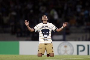 Guillermo Martínez de Pumas celebra un gol este jueves, en un partido de vuelta de la Copa de Campeones Concacaf entre Pumas y Cavalry FC en el estadio Olímpico Universitario, en Ciudad de México (México). EFE/ Isaac Esquivel