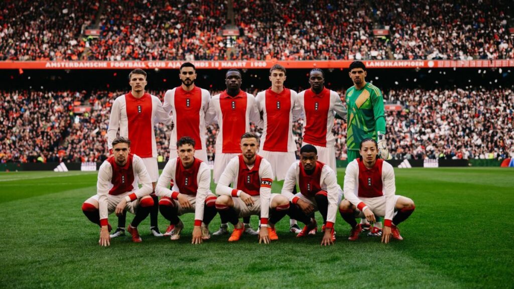 Ajax cumple 125 años y lo festeja con espectacular camiseta