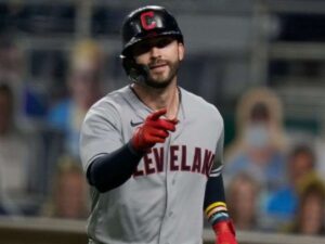 Los Guardianes contratan a Tyler Naquin como lanzador