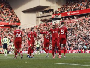 Liverpool tuvo que sufrir para remontar y asegurar el liderato
