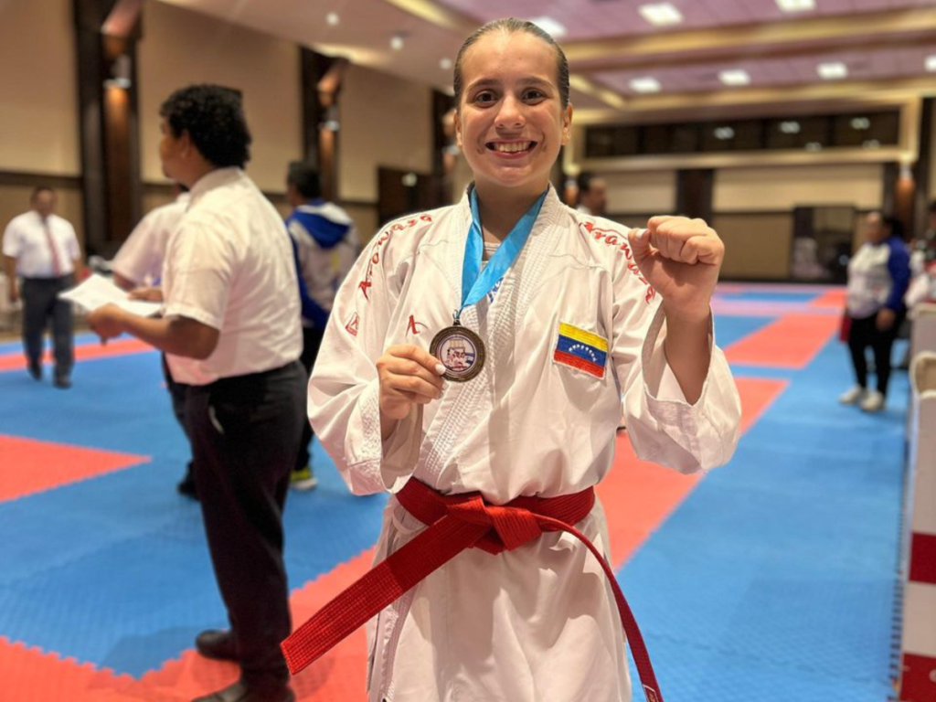 Natasha Ramírez oro en Centroamericanos de Kárate
