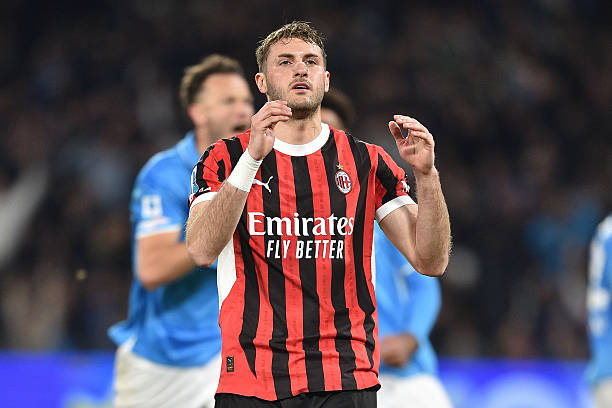 Santiago Giménez falla un penal y el Milan se hunde