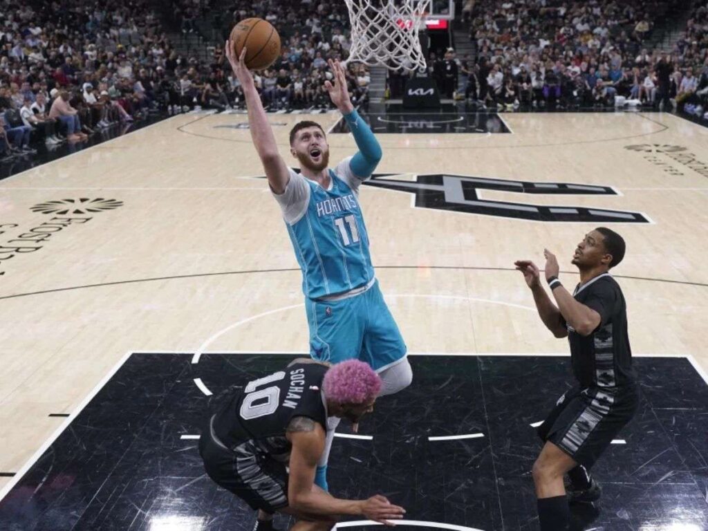 Hornets someten a Spurs con récord de triples incluido