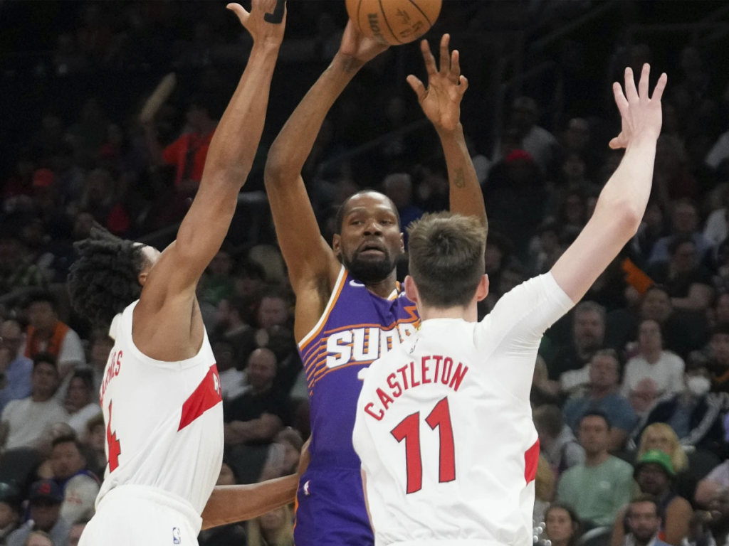 Suns propinan paliza a Raptors en casa