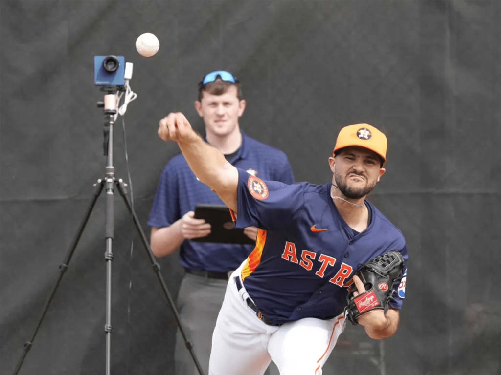 Luis Contreras puede colearse en bullpen sideral