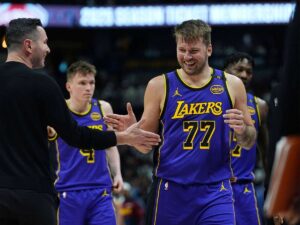 Luka Doncic comienza a despegar y Lakers vencen a Clippers