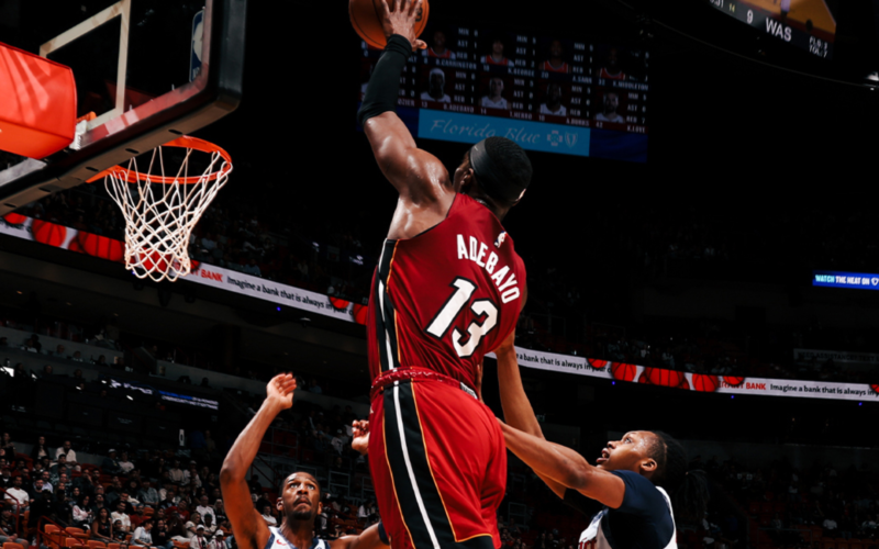 Bam Adebayo anotando para Miami Heat ante Washigton Wizards. / X: @MiamiHEAT