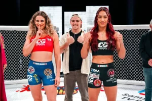 Abajo: Kate “Queen Of The South” Bacik (izquierda) se enfrentará a Maritza Sánchez (derecha) en el evento estelar de la cartelera femenina de Combate Global, en vivo por YouTube, mañana jueves 13 de marzo. El creador de contenido de YouTube, Patricio “Pato” Razo (centro), estará presente en Miami para la semana de combates de “Combate Female”. Crédito de la foto: Kevin Kleeblatt