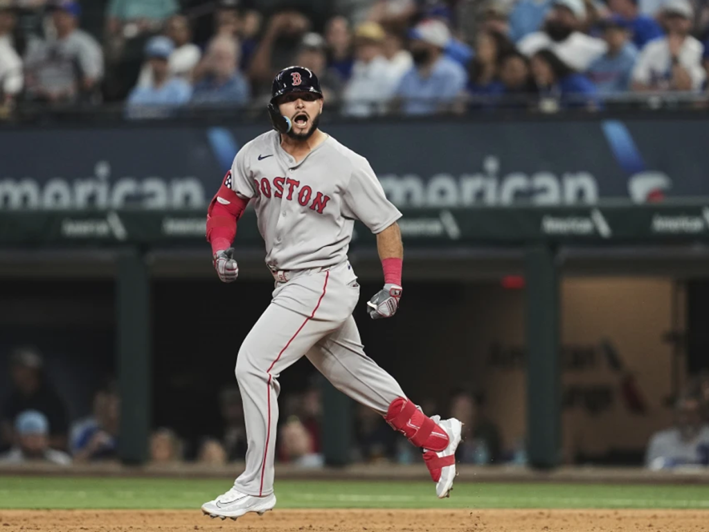 Wilyer Abreu en la mesa de Miguel Cabrera