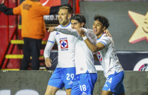 MEX1530. TIJUANA (MÉXICO), 31/01/2025.- Luka Romero (c), Carlos Rotondi (i) y Amaury Morales de Cruz Azul celebran un gol este viernes, durante un partido de la quinta jornada del Torneo Clausura 2025 de la Liga MX entre Tijuana y Cruz Azul en el estadio Caliente en Tijuana (Concacaf Champions Cup)(México). EFE/ Alejandro Zepeda