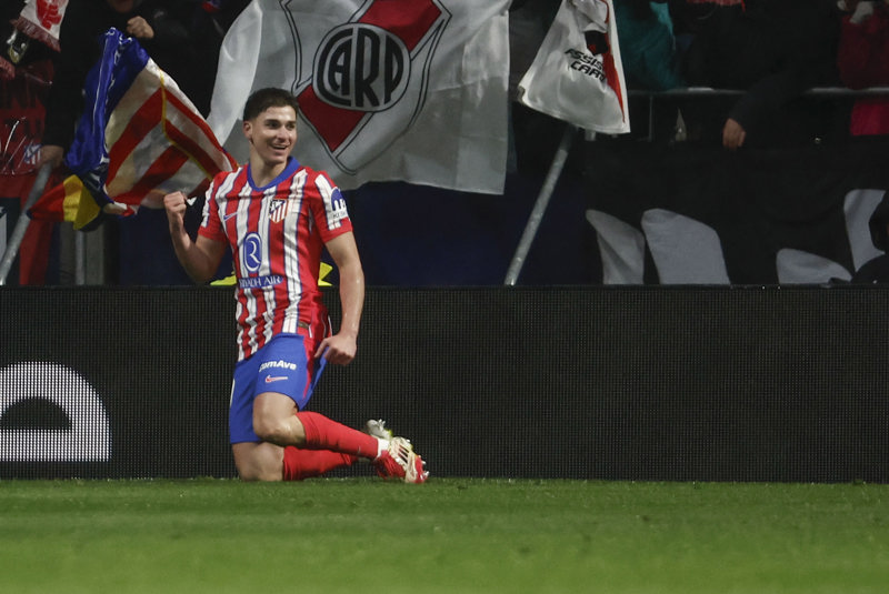 MADRID, 01/03/2025.- El delantero argentino del Atlético Julián Álvarez celebra con su compañero Rodrigo de Paul tras anotar el primer gol de su equipo durante el partido de LaLiga de fútbol que Atlético de Madrid y Athletic Club disputan este sábado en el estadio Metropolitano. EFE/ Sergio Perez