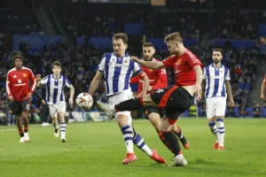 Mikel Oyarzabal disputa un balón ante el defensa del Manchester United Matthijs de Ligt en el primer partido de octavos de final de la Europa League.